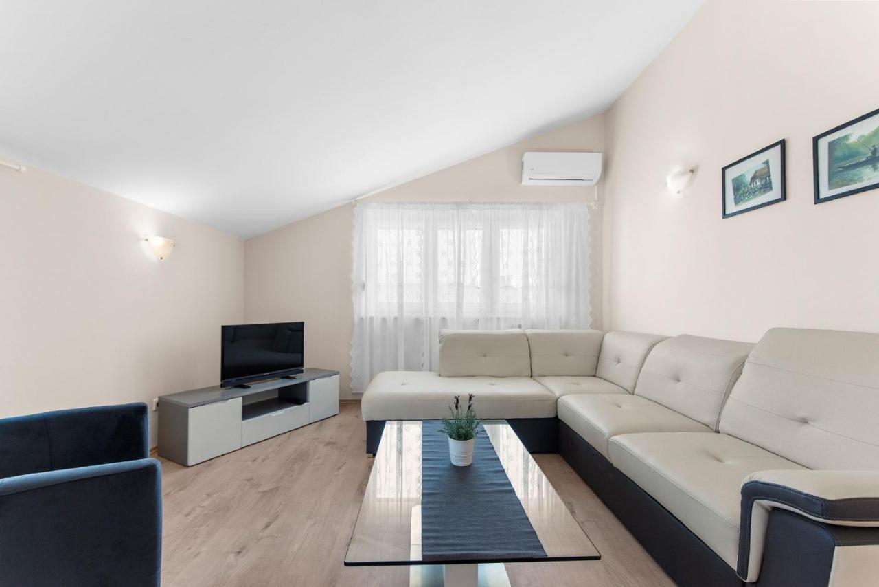 Villa Hope - Apartments With Shared Pool Пореч Екстериор снимка